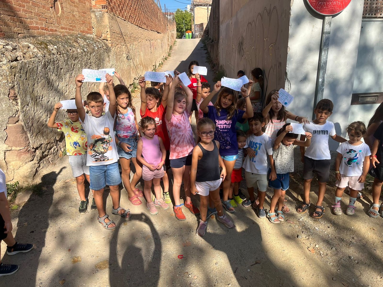 Grup d'infants durant una gimcana pel poble