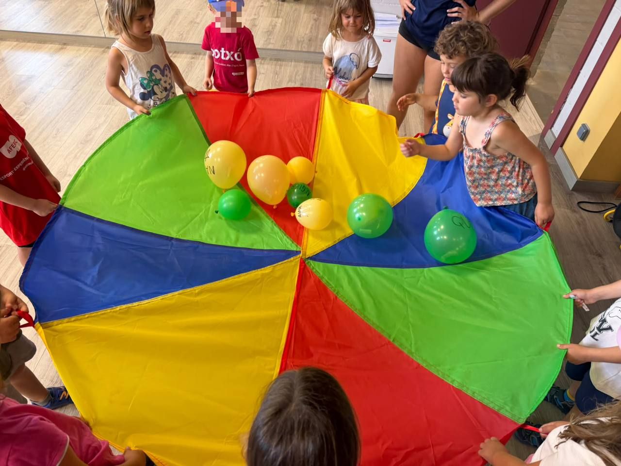 Joc del paracaigudes amb globus