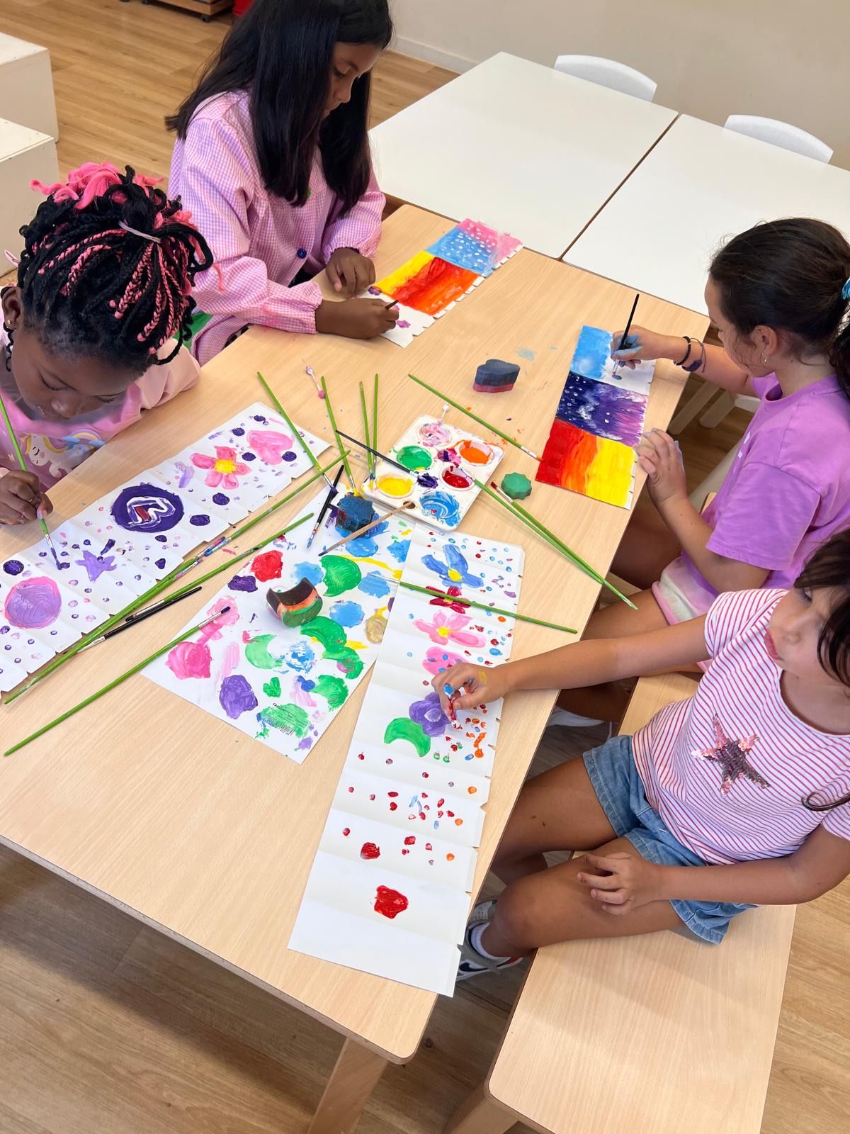 Nenes pintant en un taller del casal