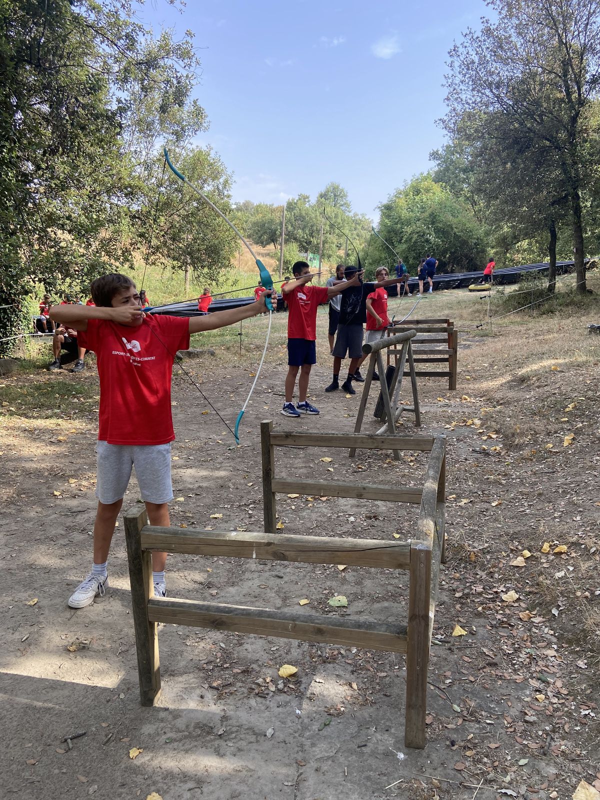 Infants fent tir amb arc al bosc