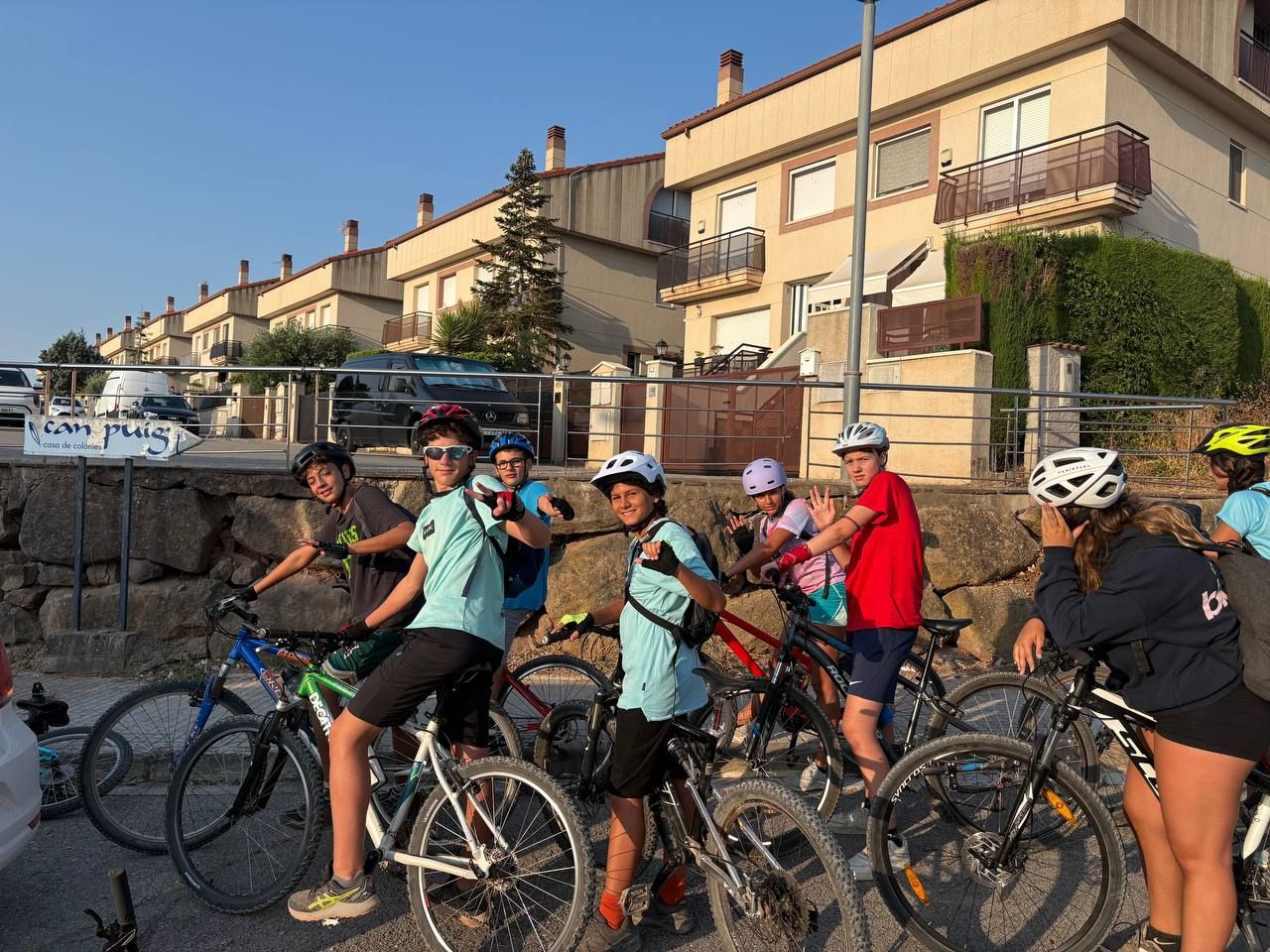 Grup de colònies preparat per sortir en bicicleta