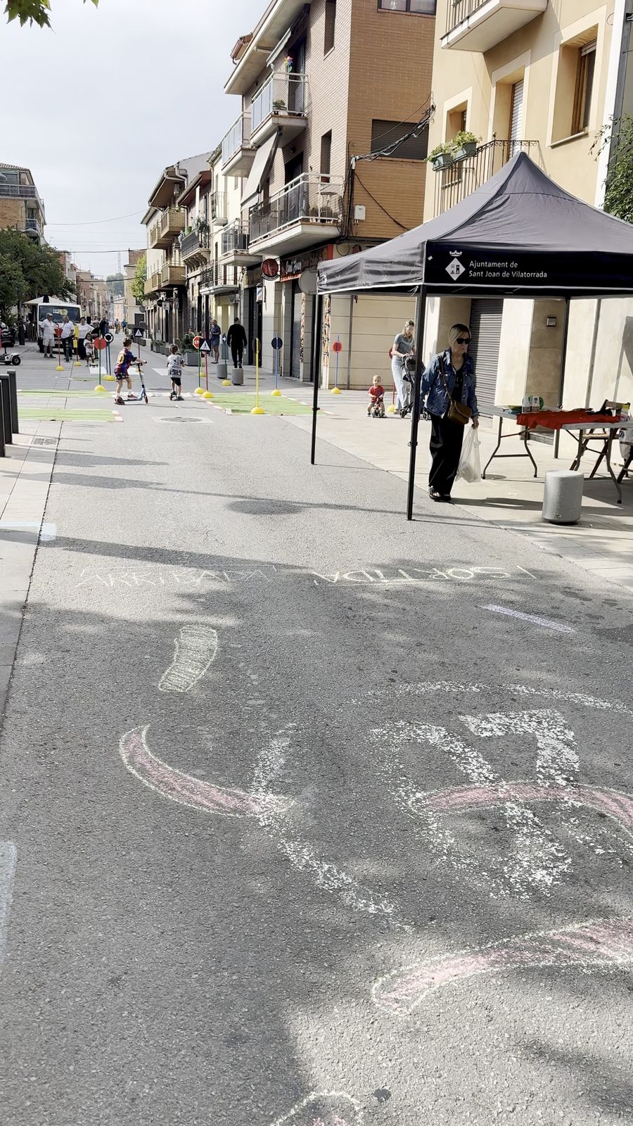 Carrer tallat amb un circuit per a bicis i patinets durant la Setmana de la Mobilitat Sostenible a Sant Joan de Vilatorrada