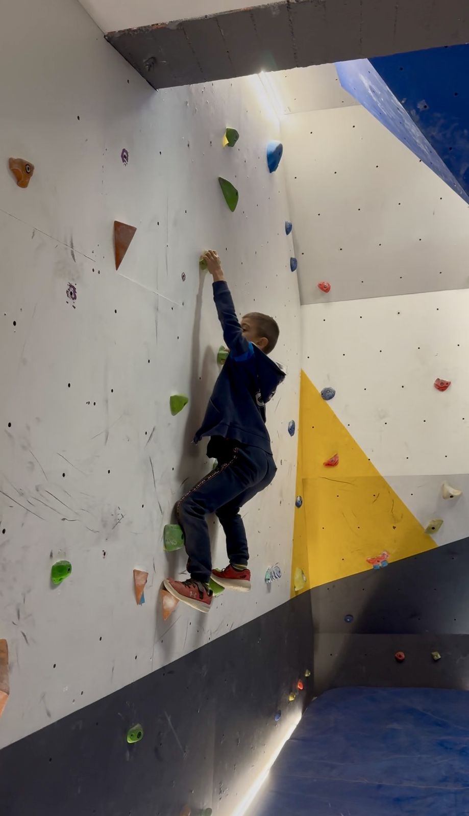 Nen escalant al rocòdrom