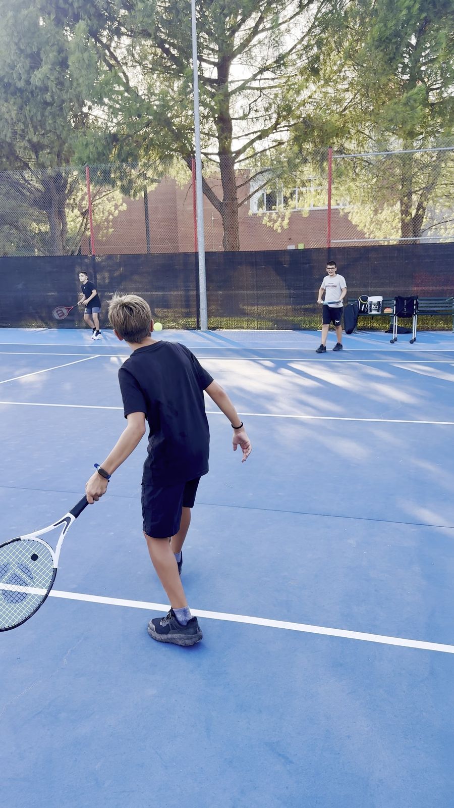 Alumne de l'Escola de Tennis Vilatorrada colpejant la pilota a la pista